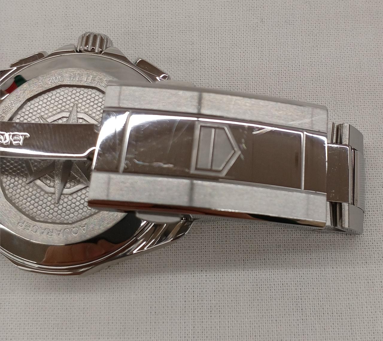 バックルにキズが見られます。