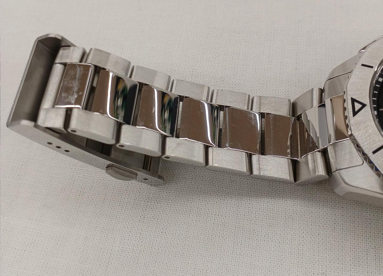 バンドにスリキズが見られます。