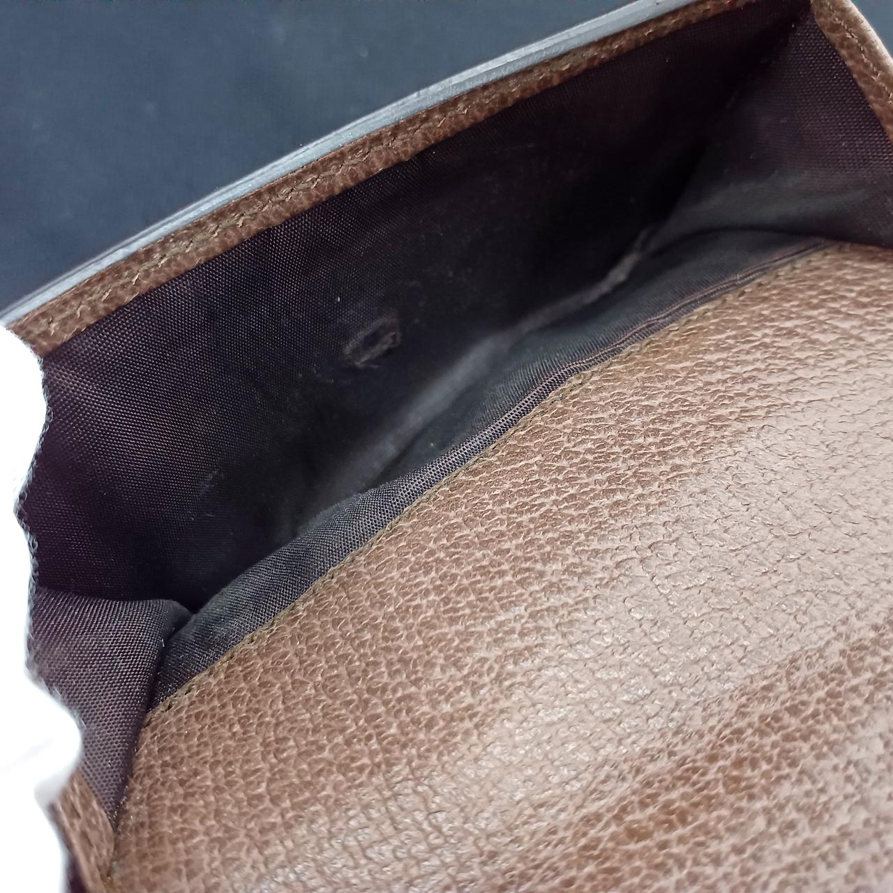 前面内側ボタン裏側部分破れあり