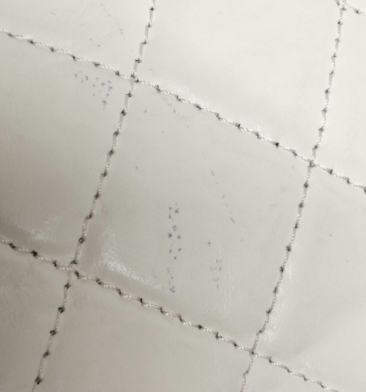 表面レザーに汚れ箇所あります。