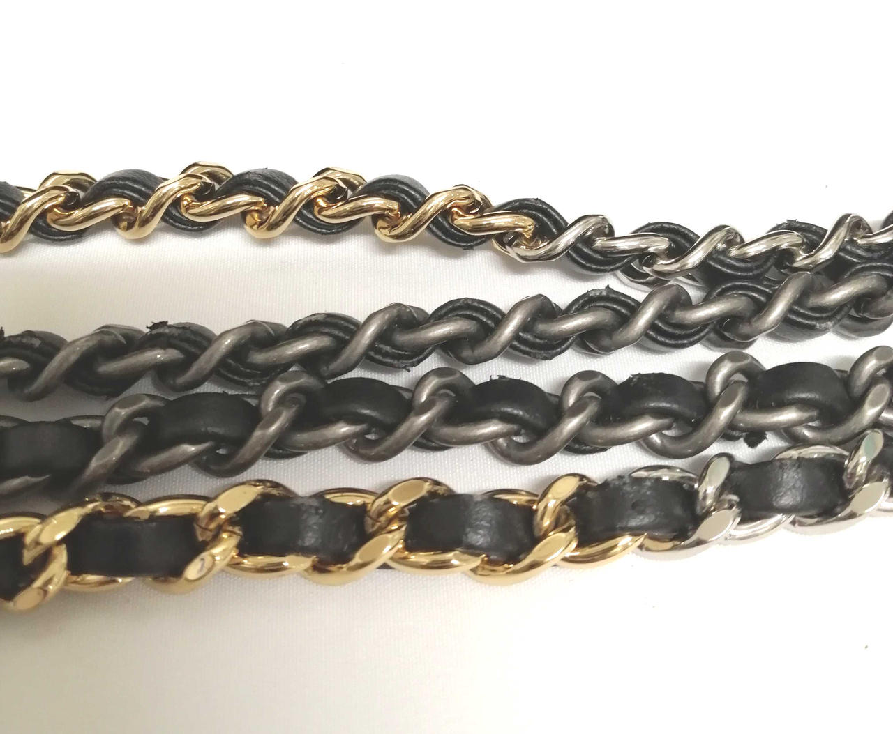 ショルダーベルトのレザー箇所に劣化有り