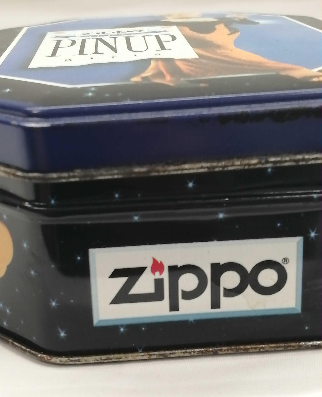 缶ケース縁に錆が所々にございます。