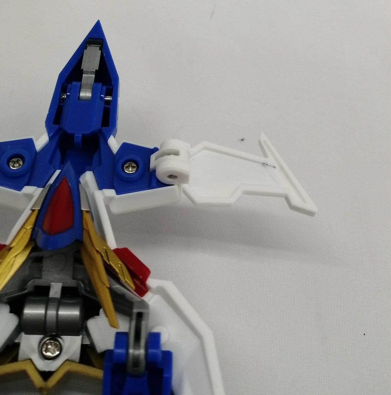 機首ユニットの翼の裏に塗装跳ねがあります