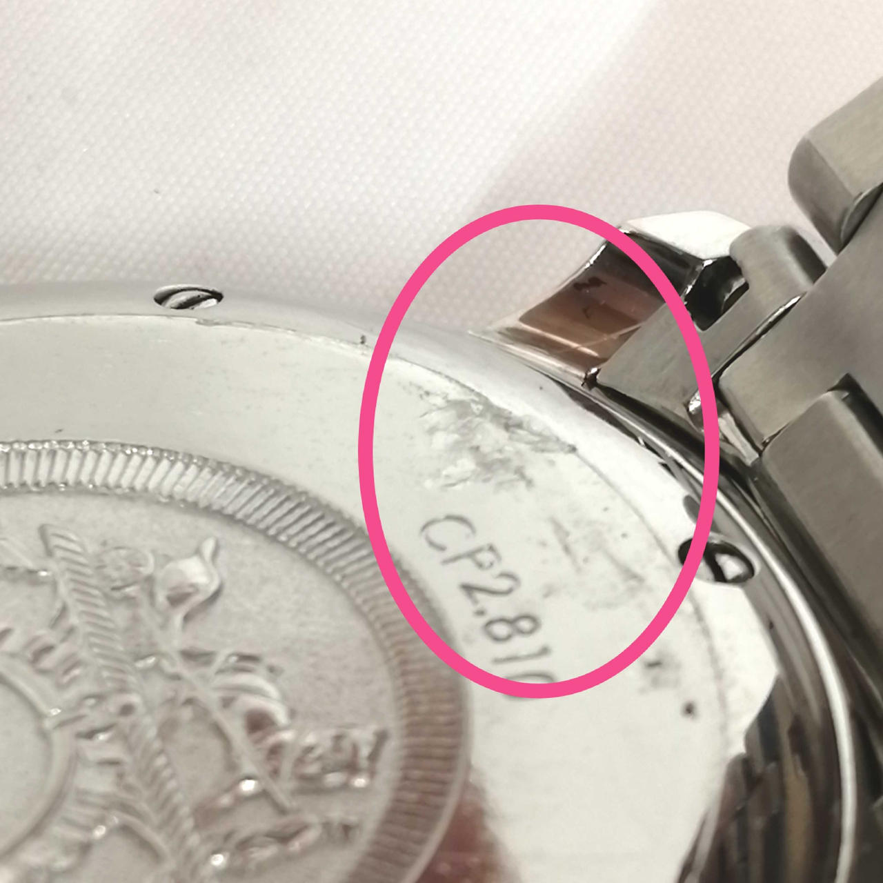 裏蓋にキズ御座います。