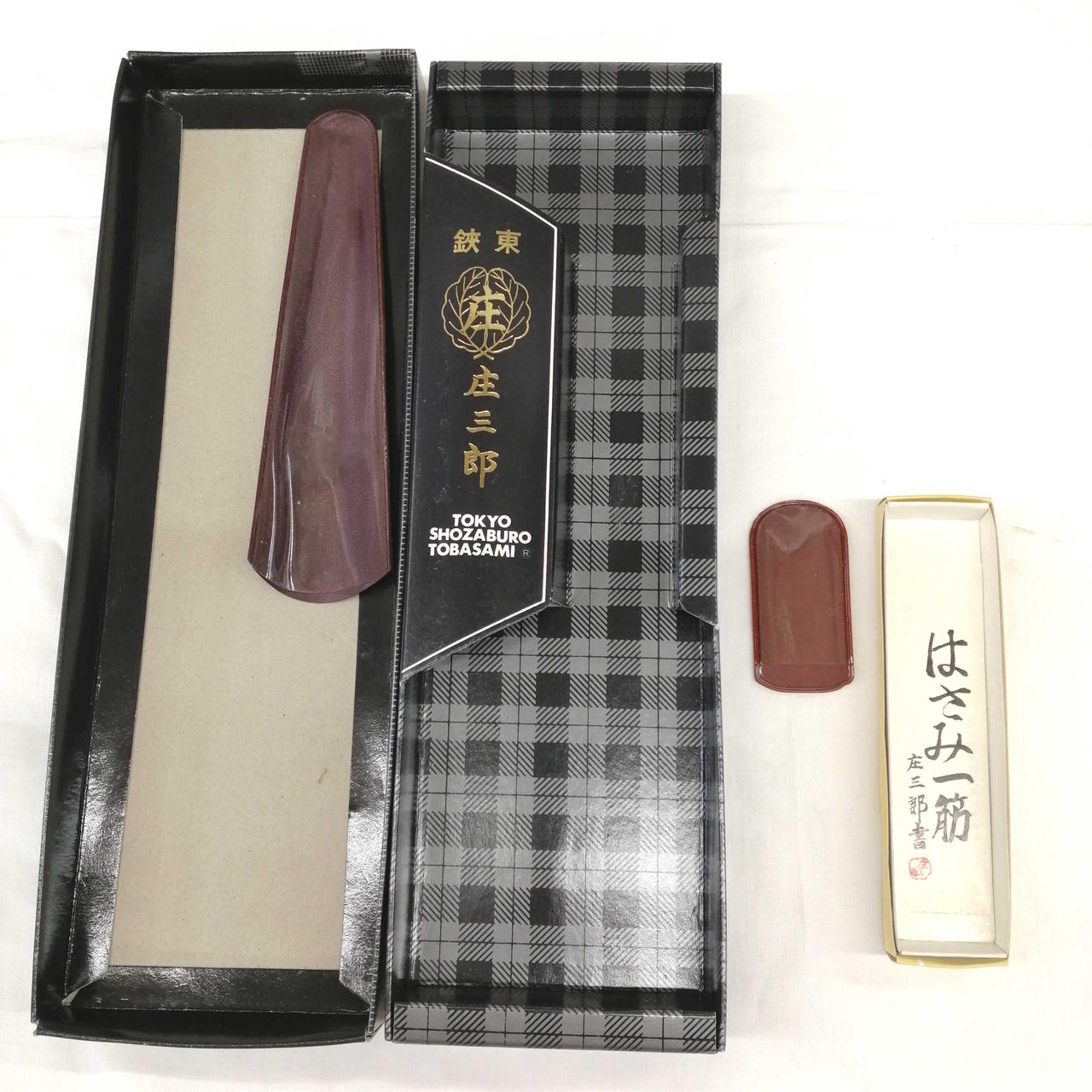 保護ケースと箱が付属品となります。
