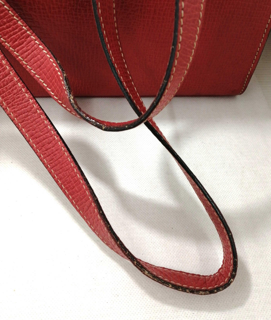 使用には問題無い程度の割れがございます。
