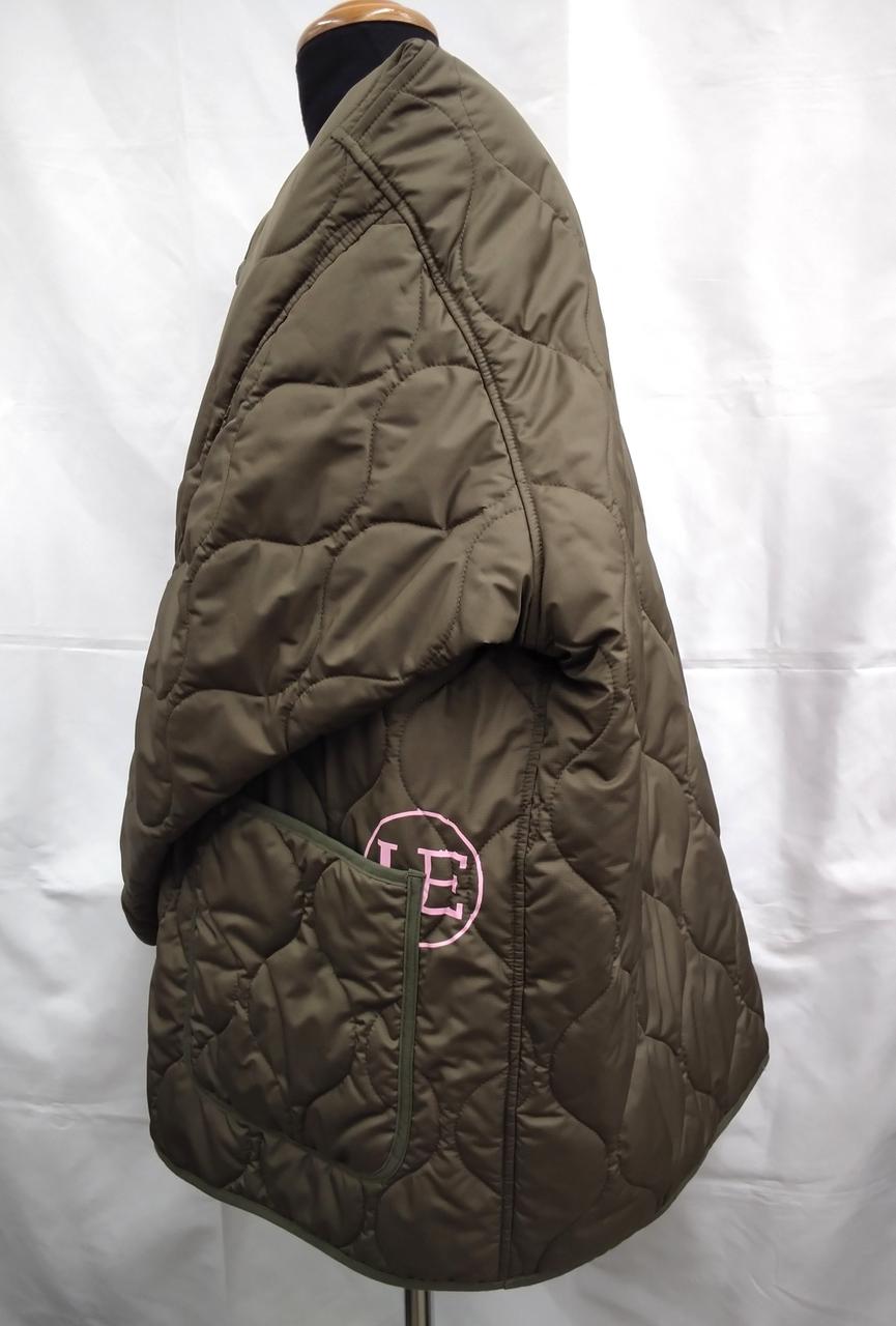 目を引く鮮やかなピンクのロゴです