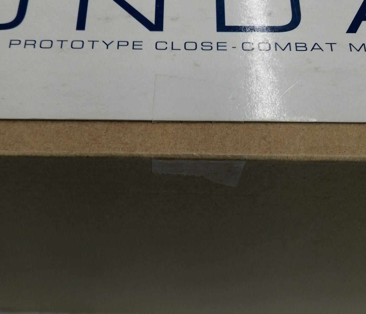 シールと剥がし跡あり