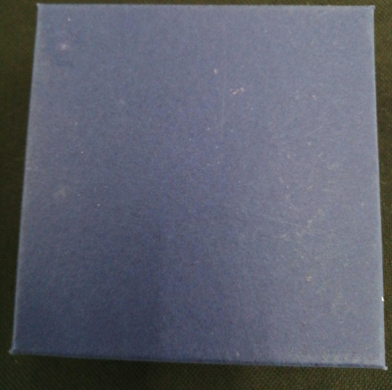 箱底面汚れあり