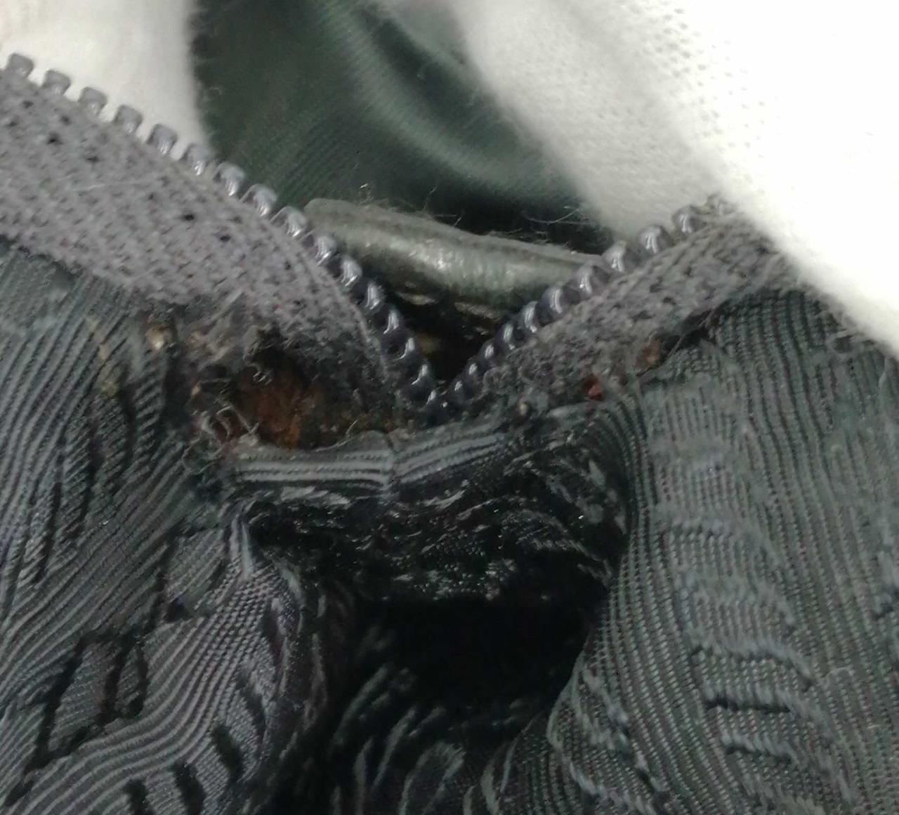 ファスナー部分破けあります