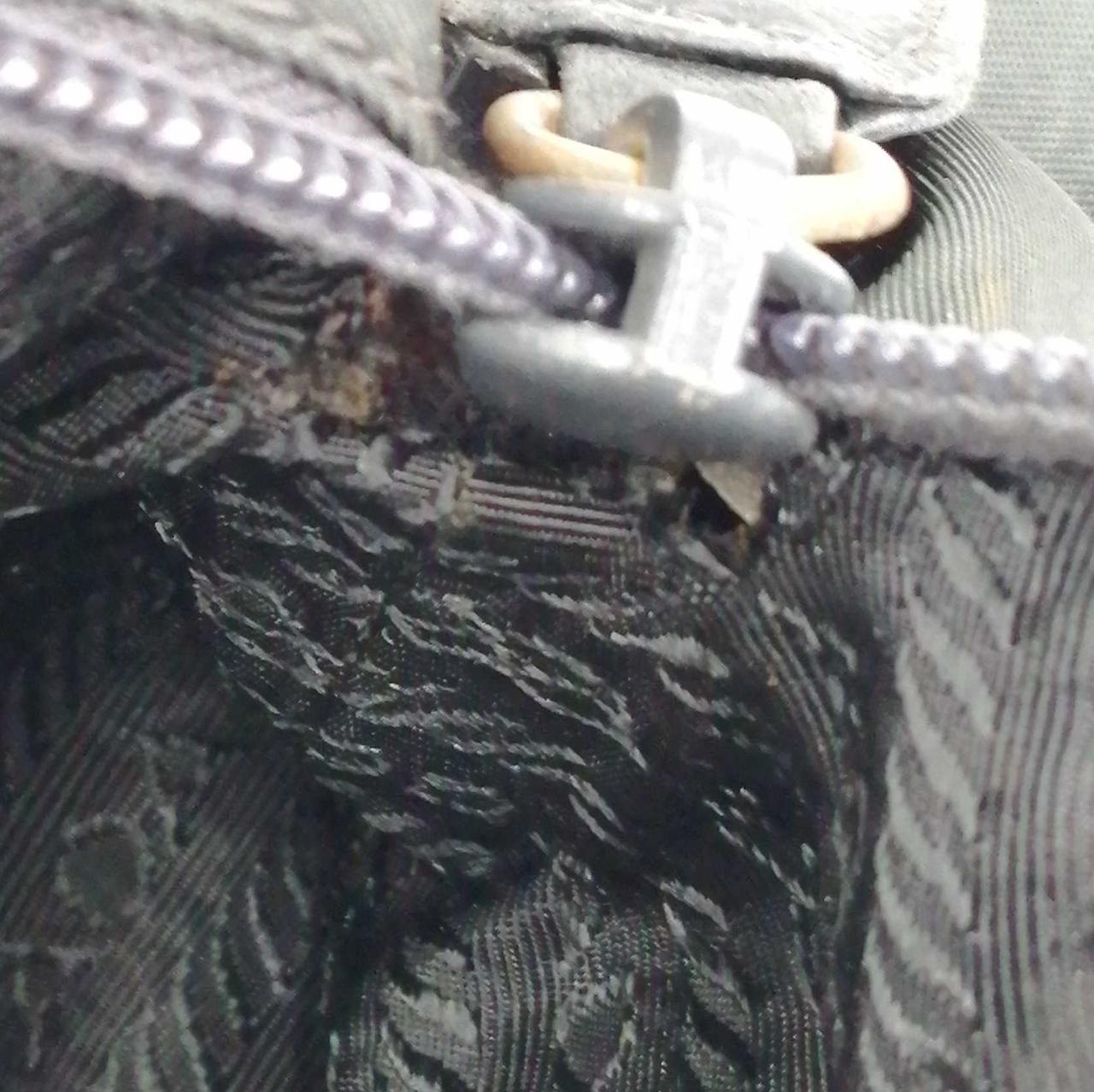 ファスナー部分破けあります