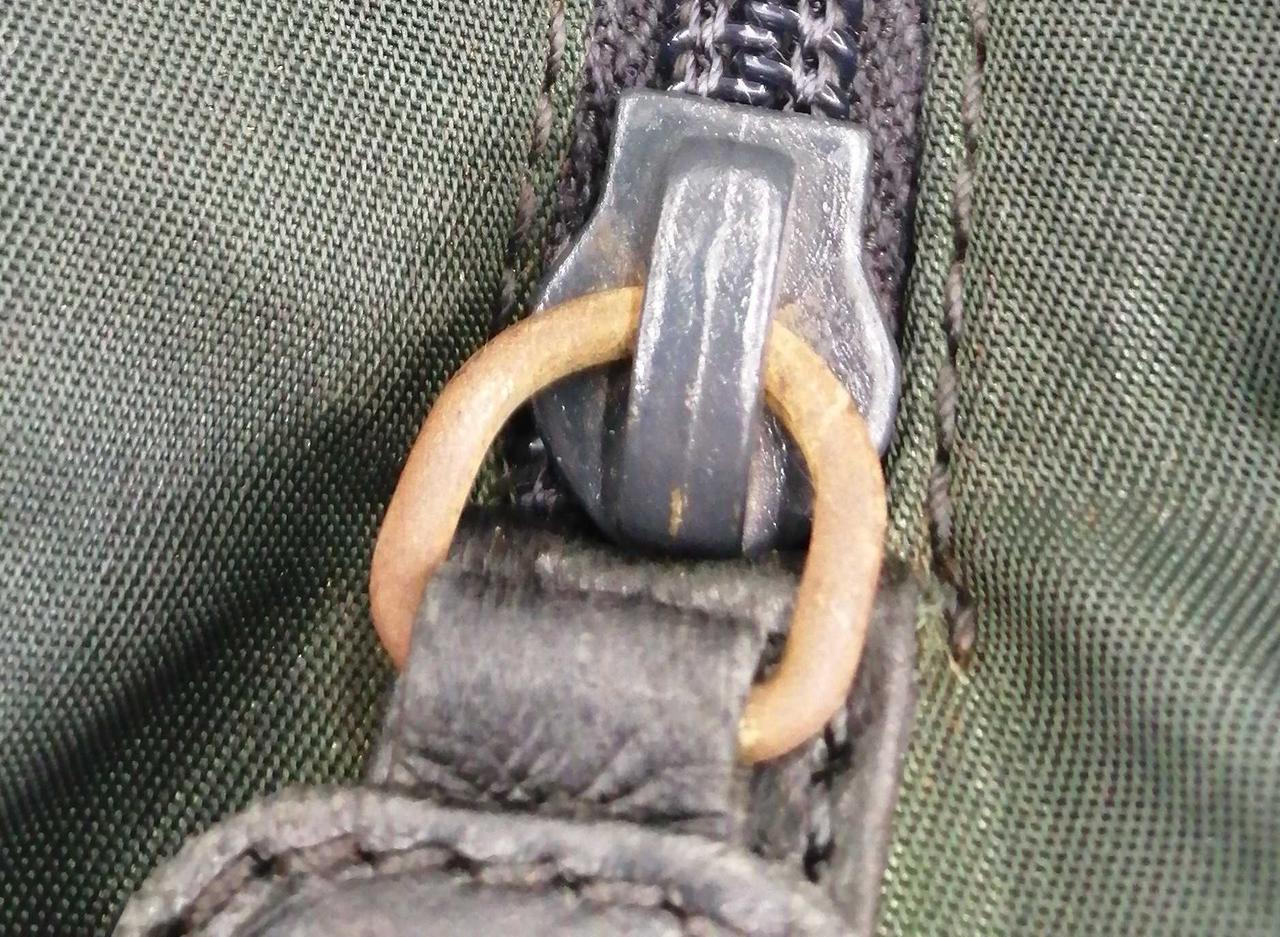 ファスナー金具部分サビあり