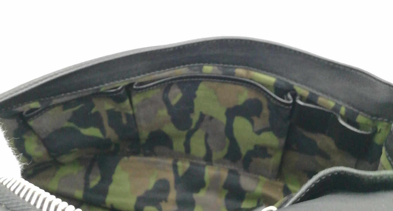 ポケット2か所、ペンホルダー2個あり