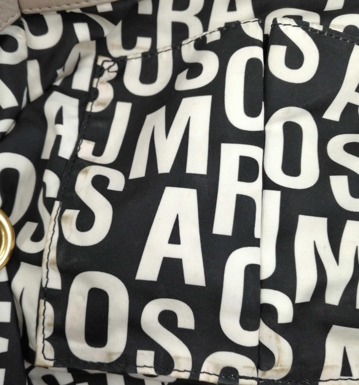 カバン内部茶色の汚れあり