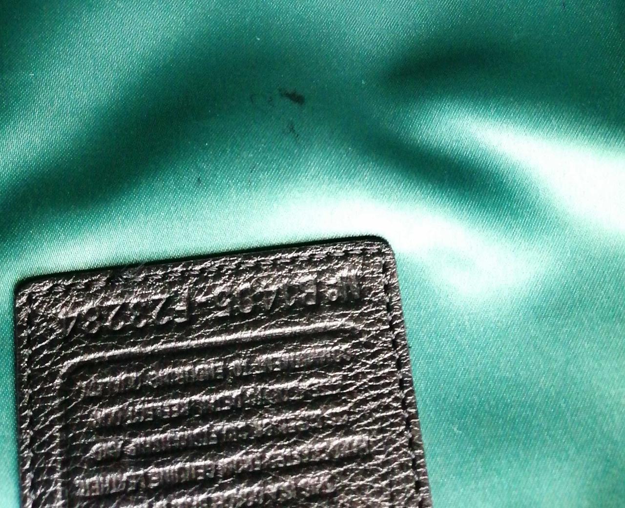 レザープレート下部シミあり