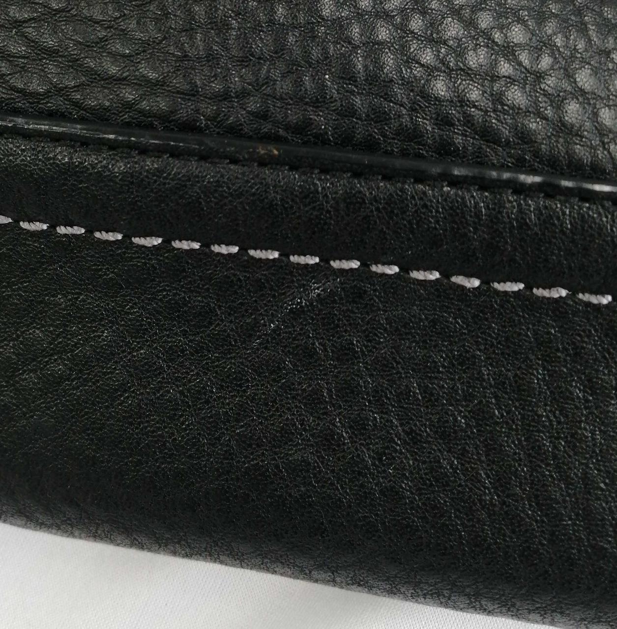 正面下側に白い箇所あり