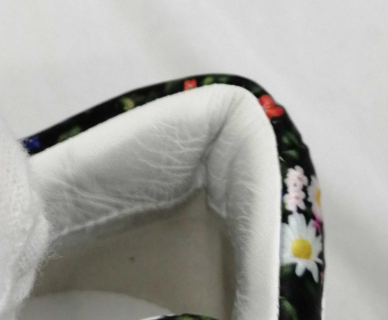 かかと内側黒い汚れあり