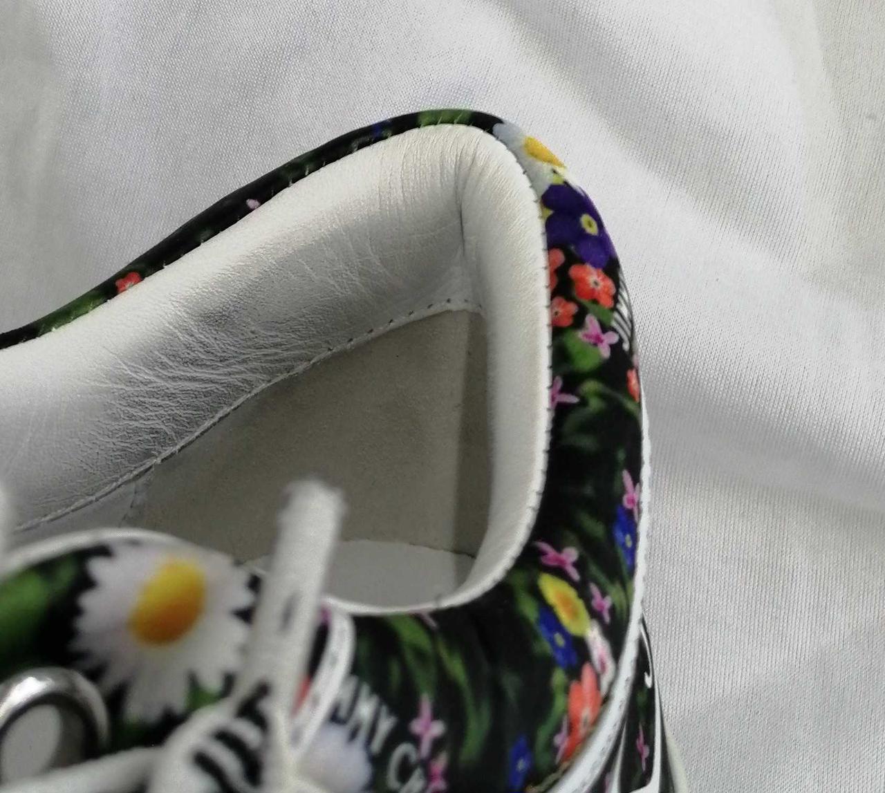 かかと内側黒い汚れあり