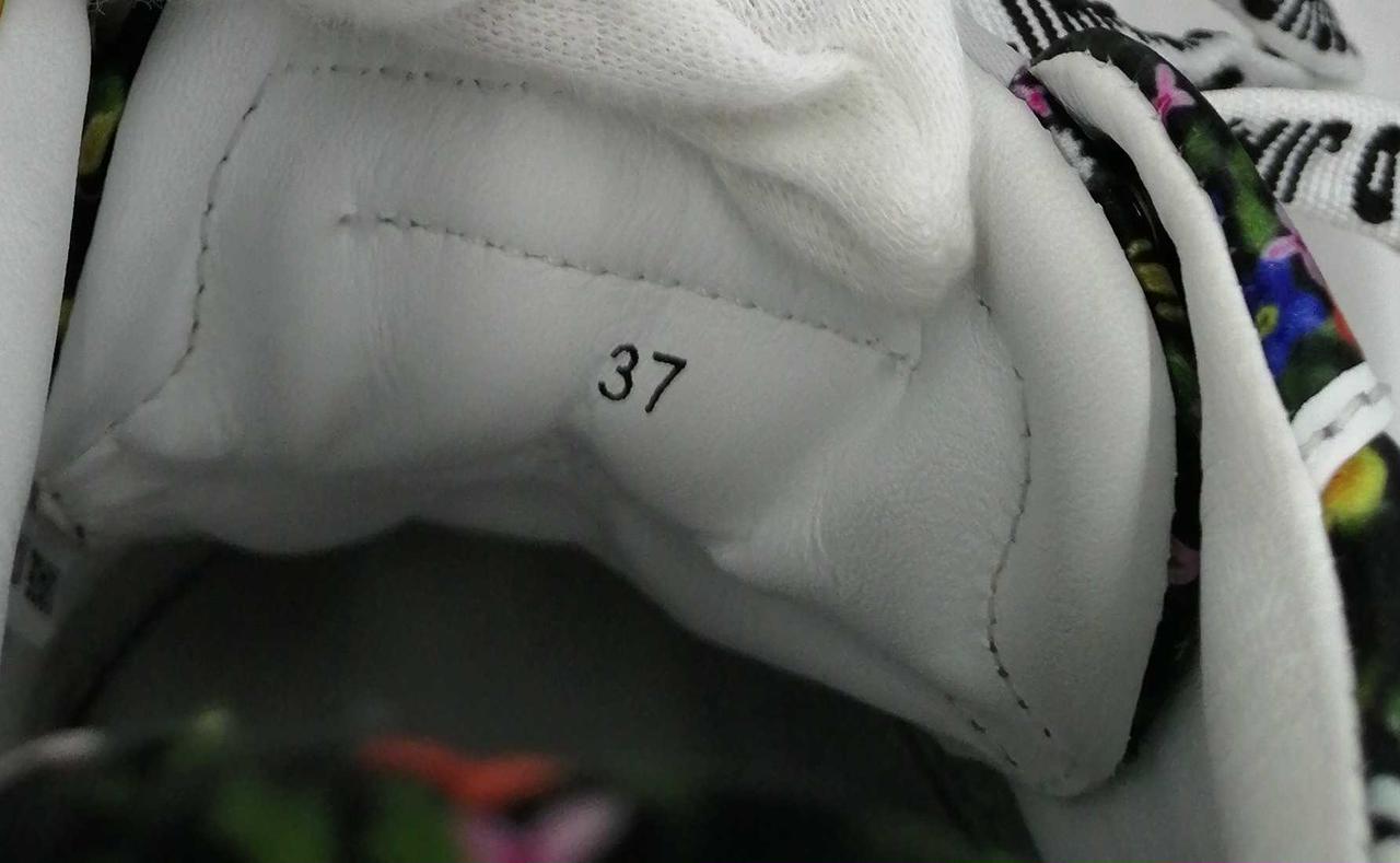 EUサイズ37
日本サイズで23.5cm