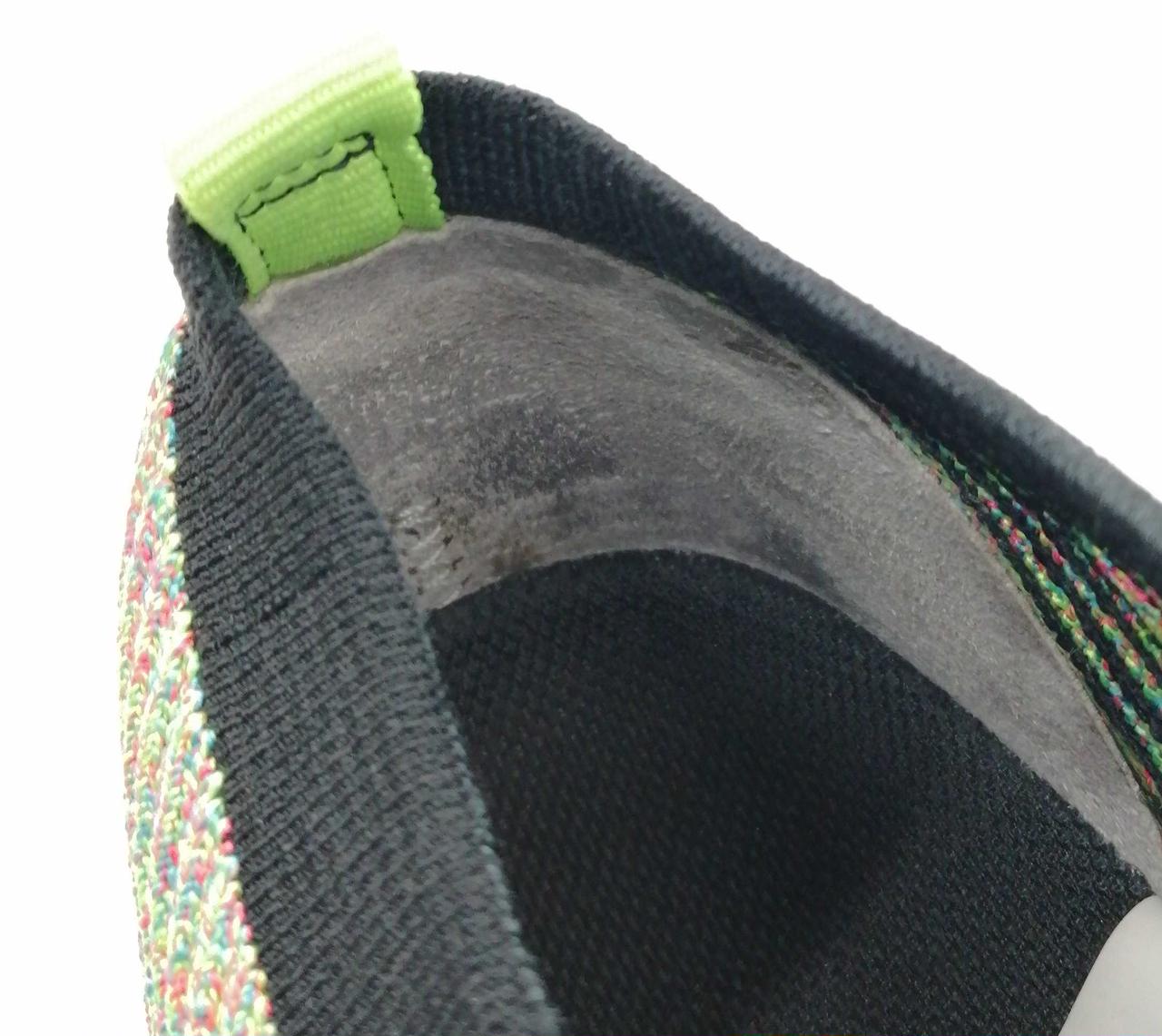 右足かかと内側汚れあり