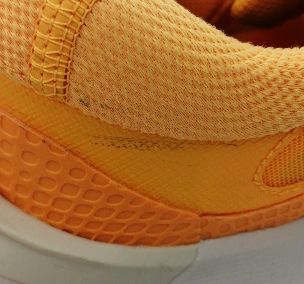 かかと黒い汚れあり