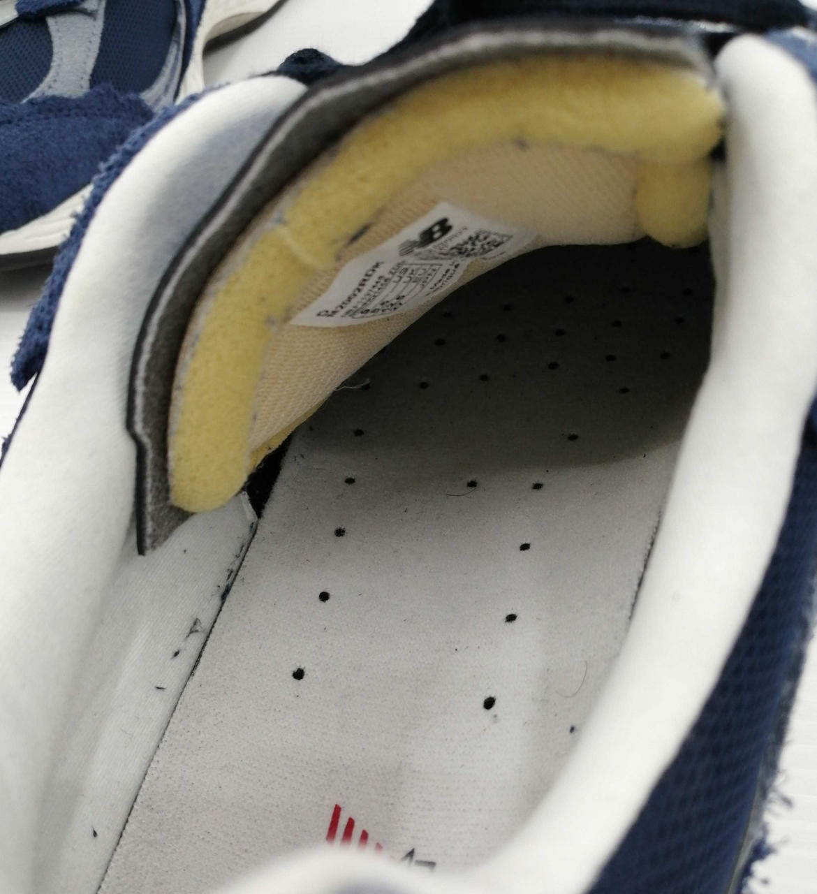 中敷き付近、ベロ部分毛玉あり