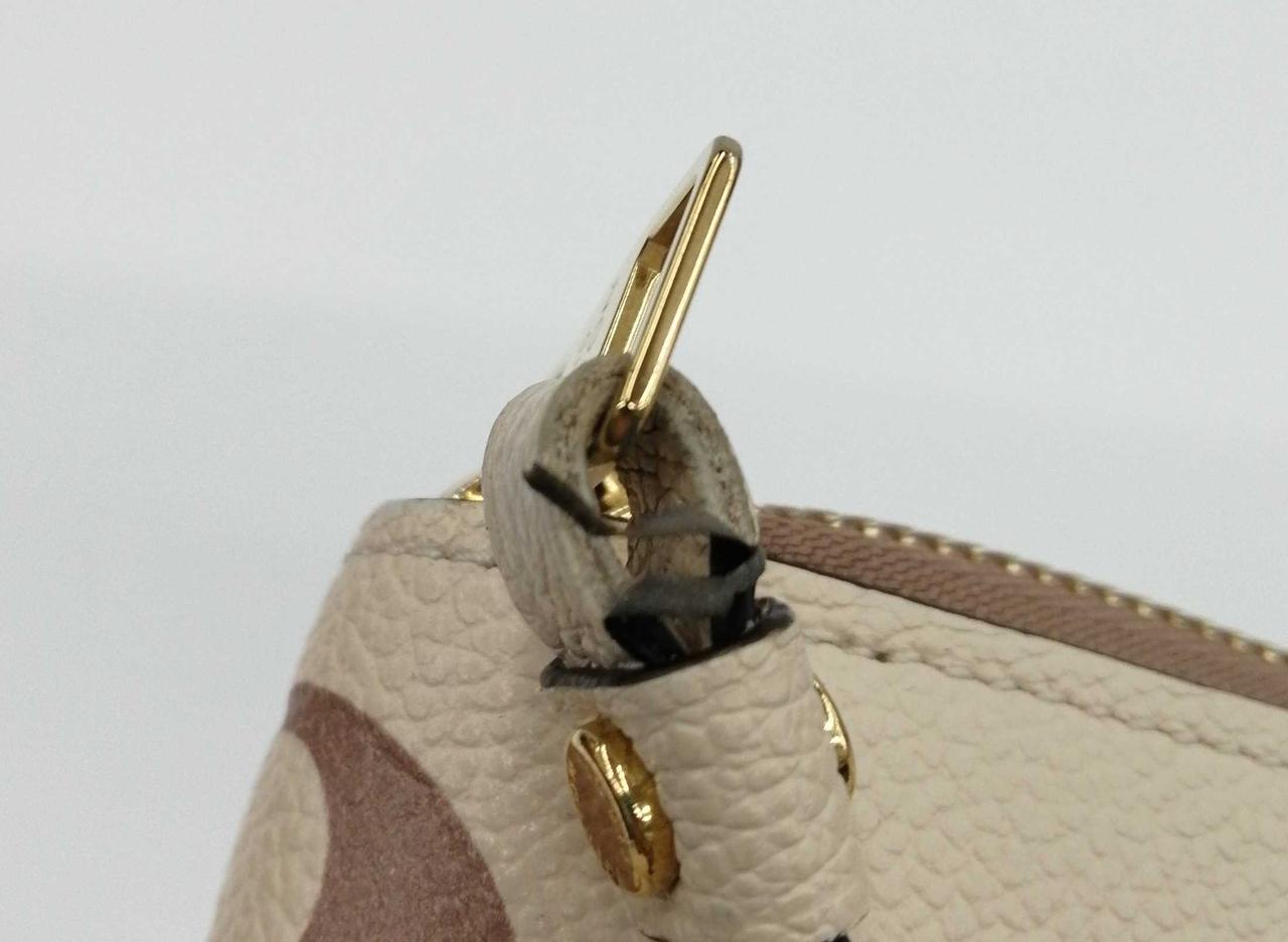 革の縁剥がれあり