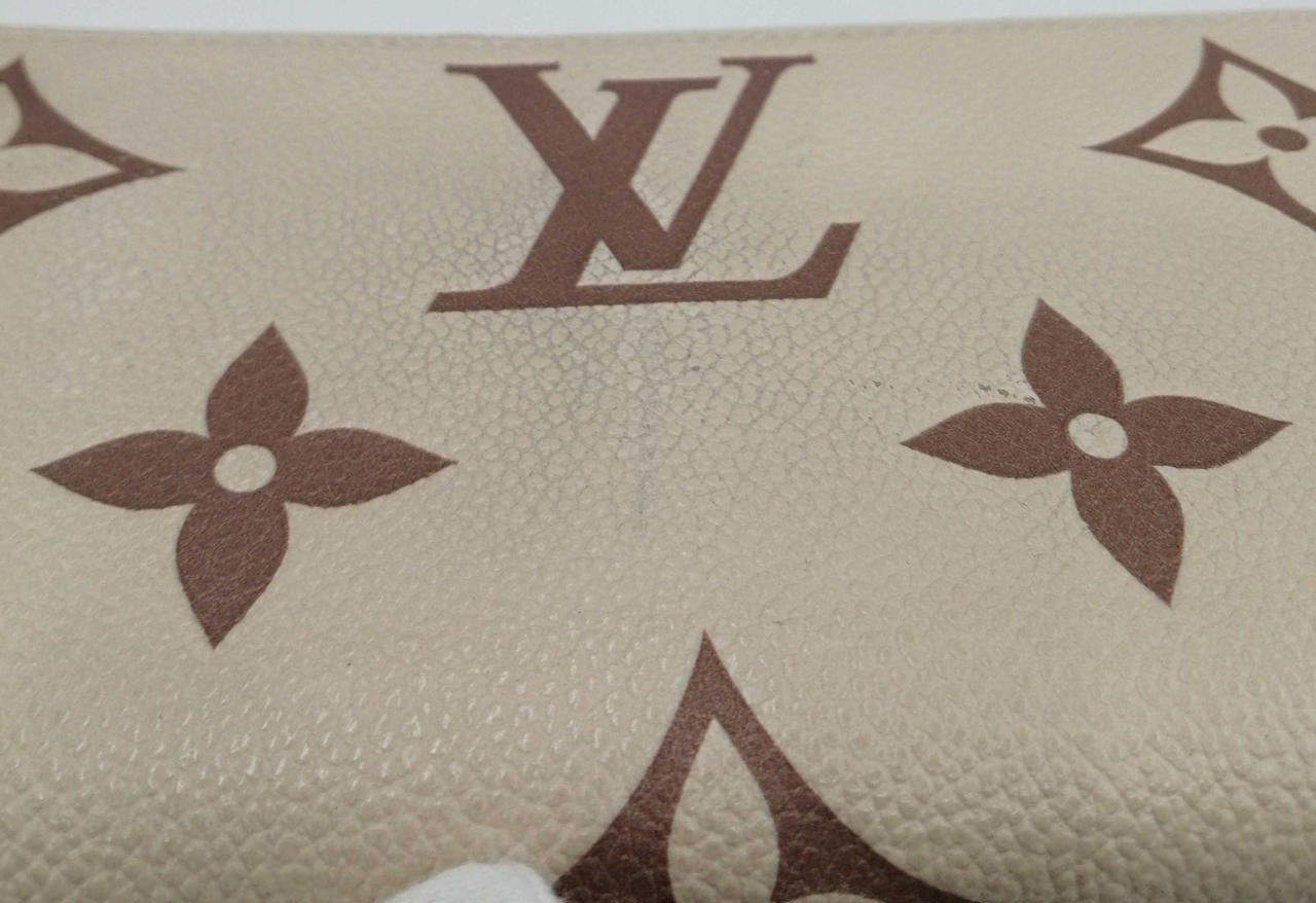 黒っぽい汚れ、擦れあり