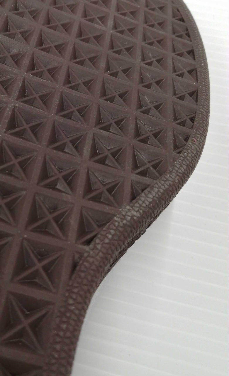 右足靴底白い箇所あり