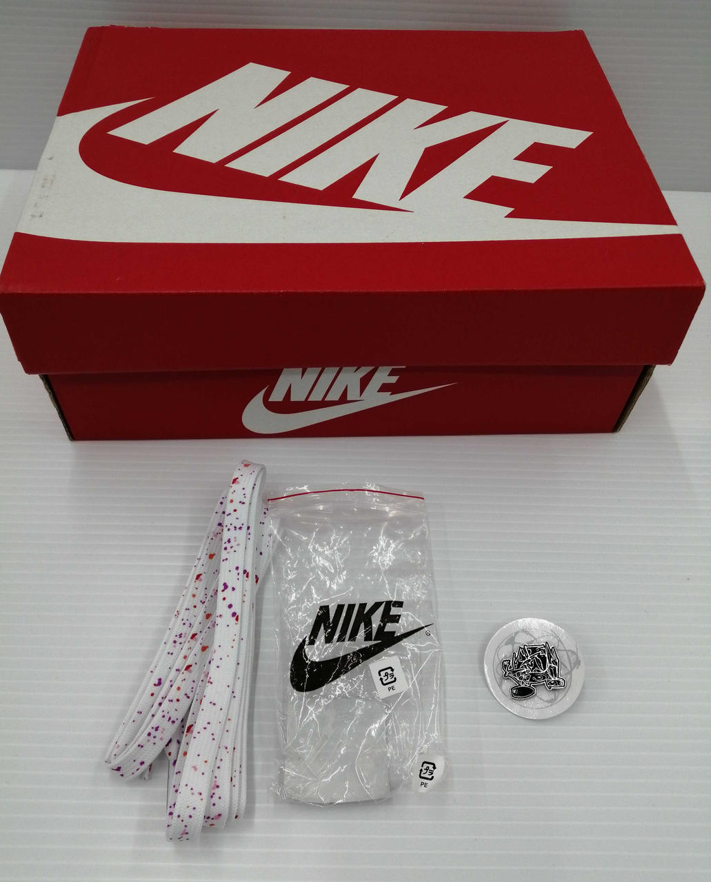 箱、替え紐、ピンバッチ付き