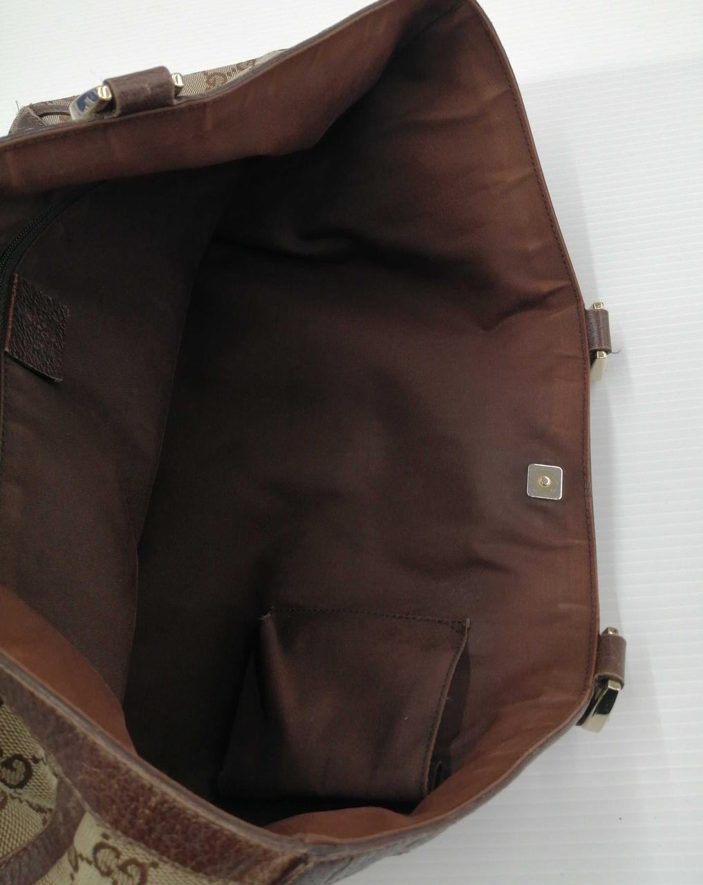 内側に白いスジのような変色、色褪せあり