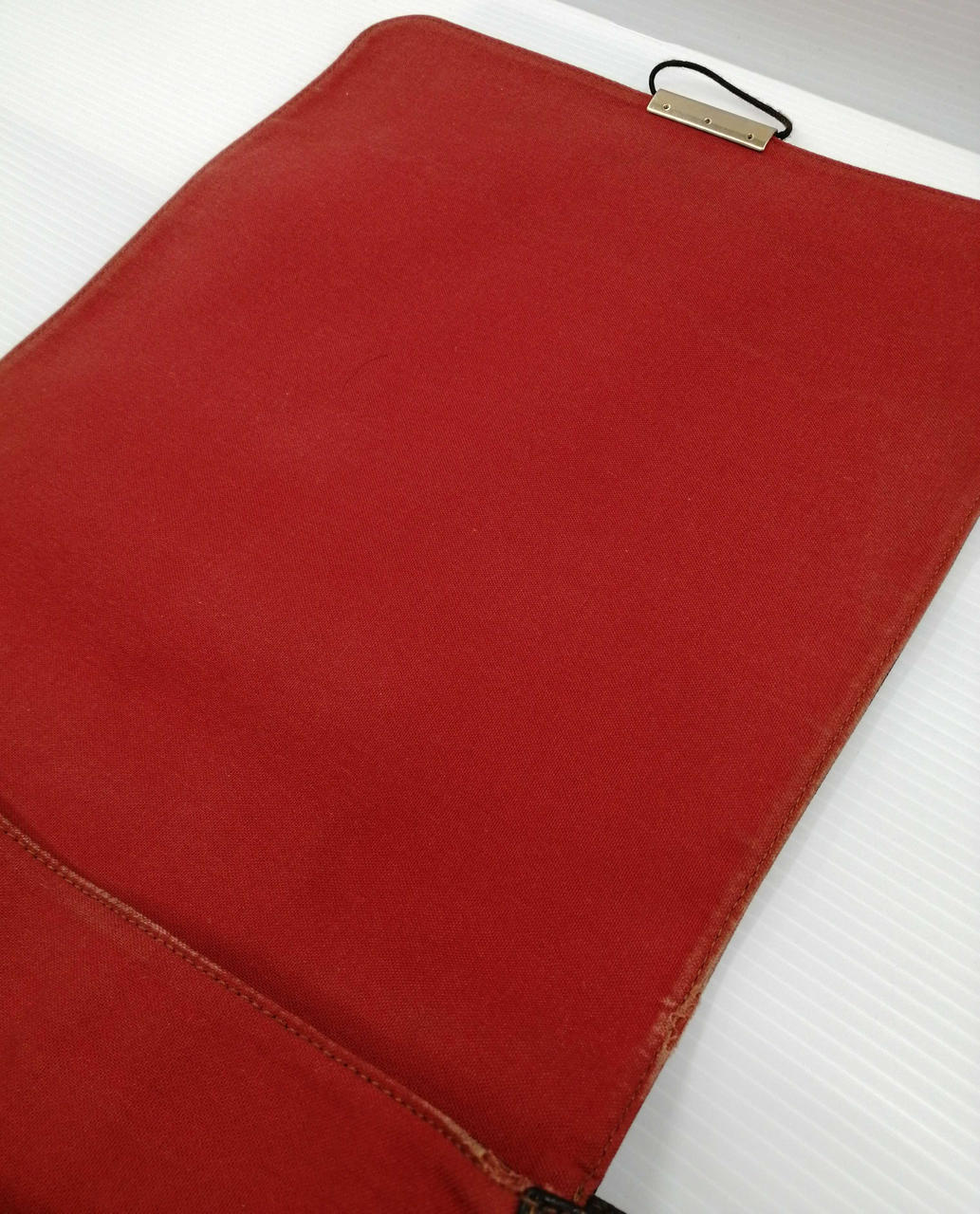 中央付近に黒い線、フチ部分擦れあり