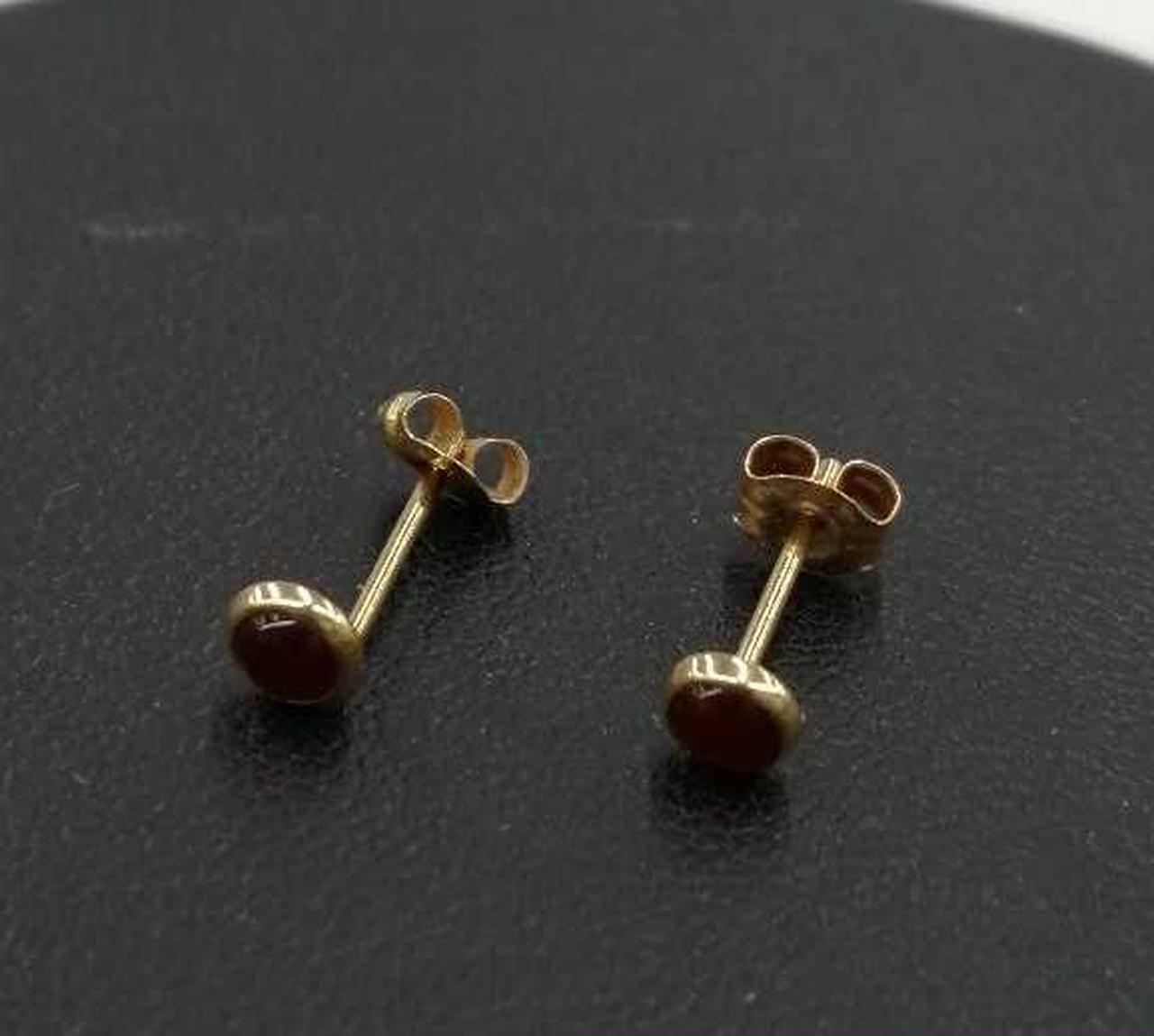 茶色系のストーンが付いています。