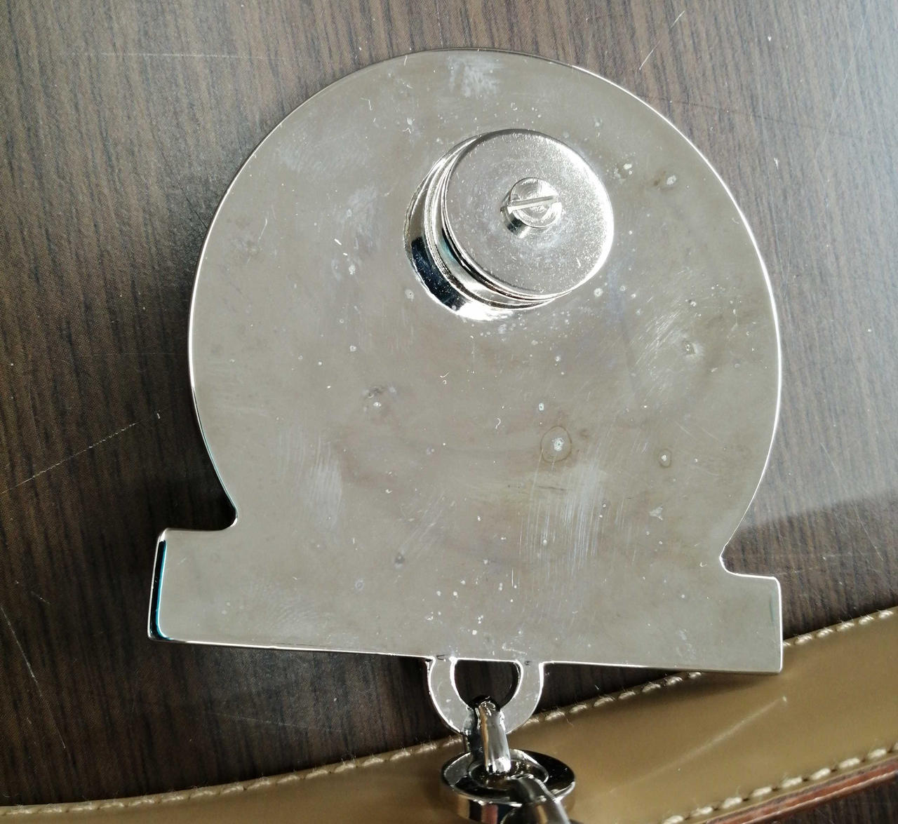 金具の裏側汚れあり