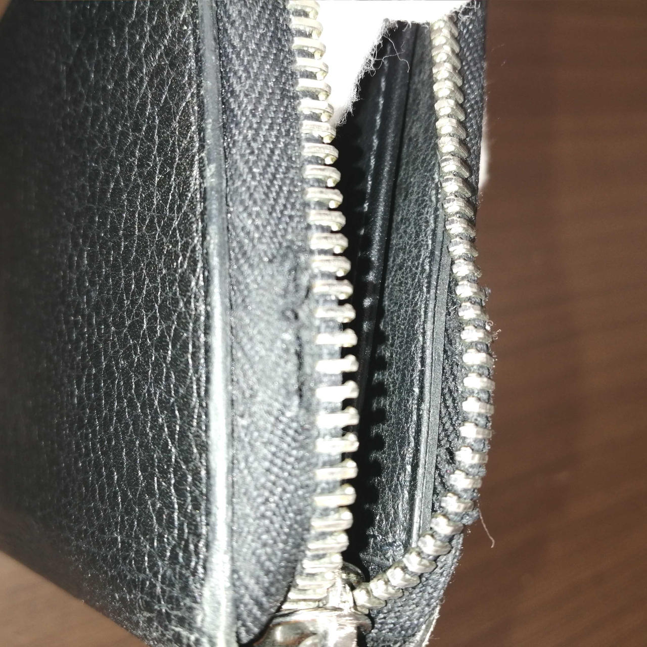 ファスナーの横、破れあり