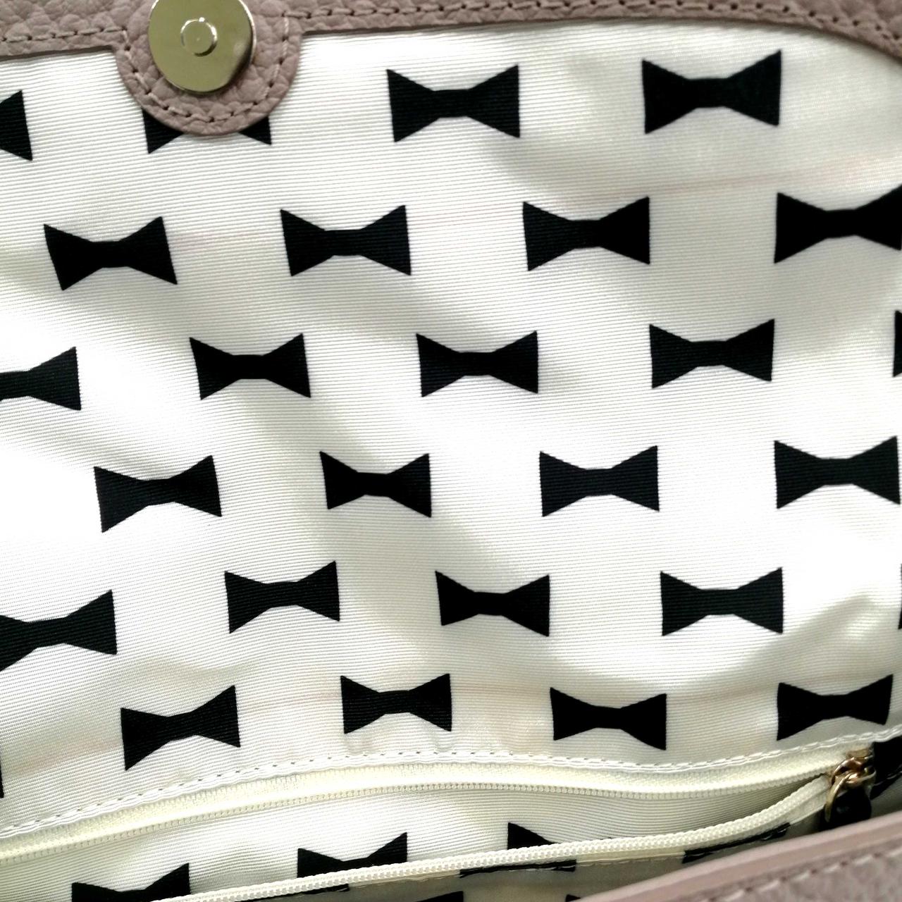 茶色い線状の跡が付いています