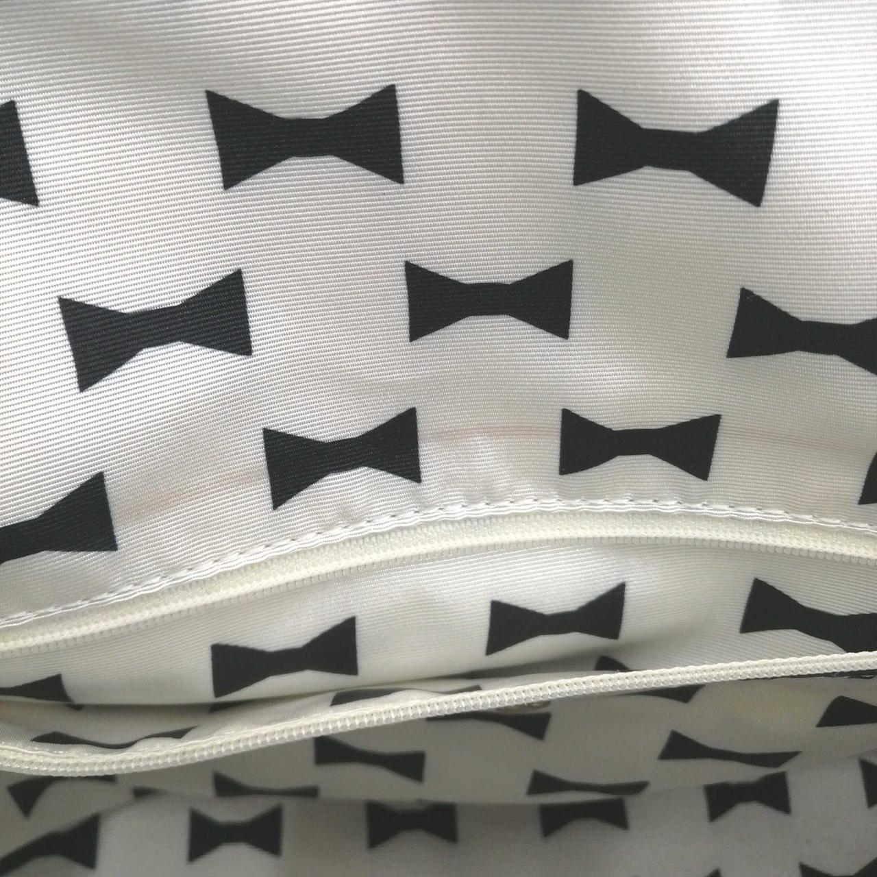 茶色い線状の跡が付いています