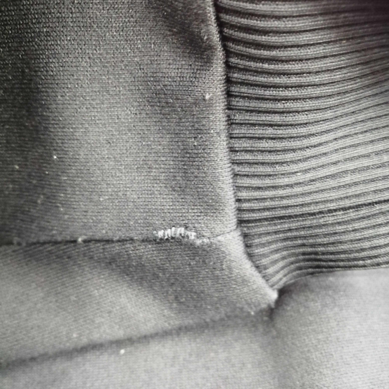 右袖縫い跡あり