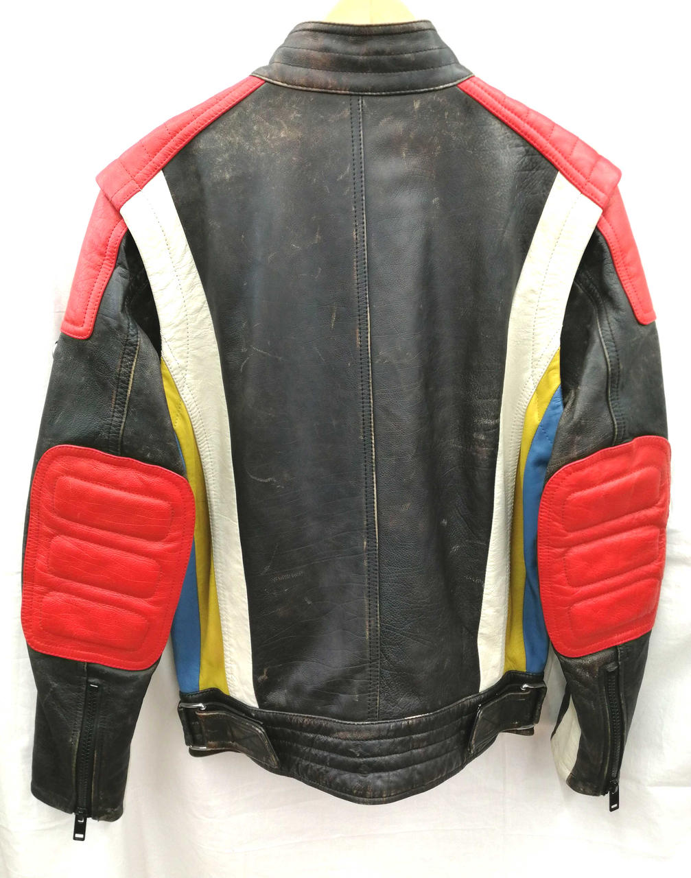 全体的に色褪せあり