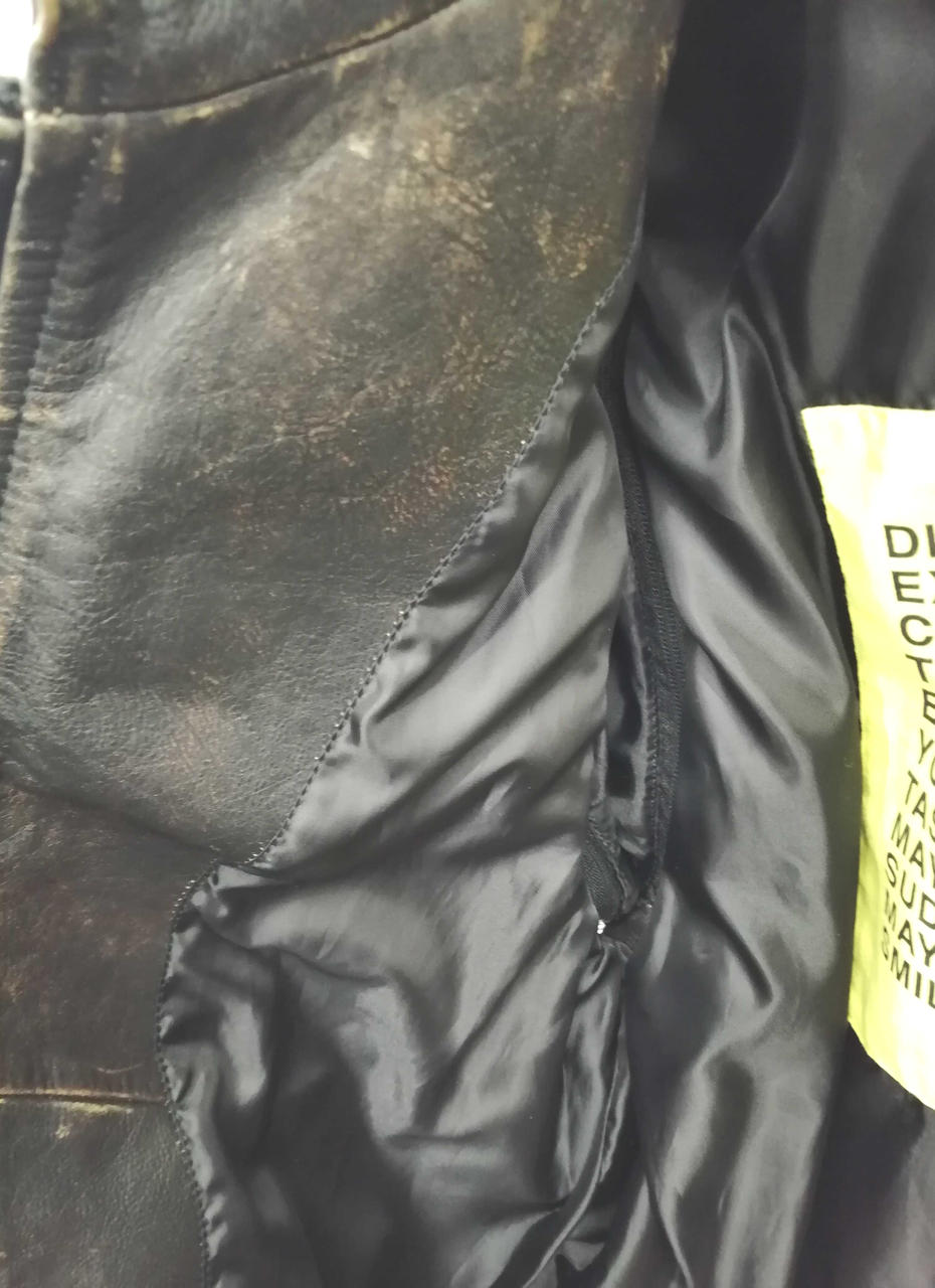 レザー部分全体的に色褪せあり