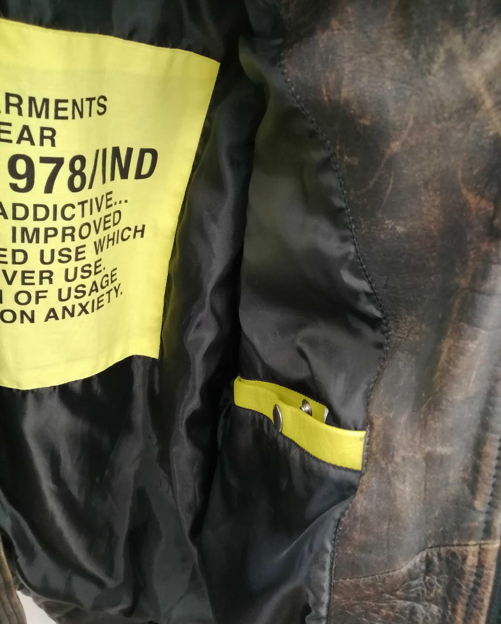 レザー部分全体的に色褪せあり