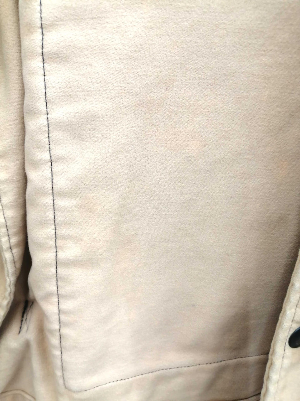 全体的に所々オレンジ色のシミあり