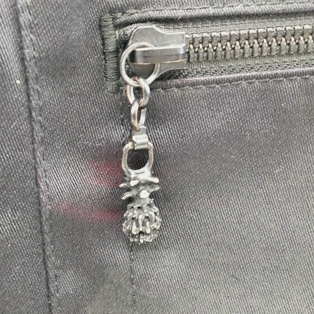 赤色の汚れあり