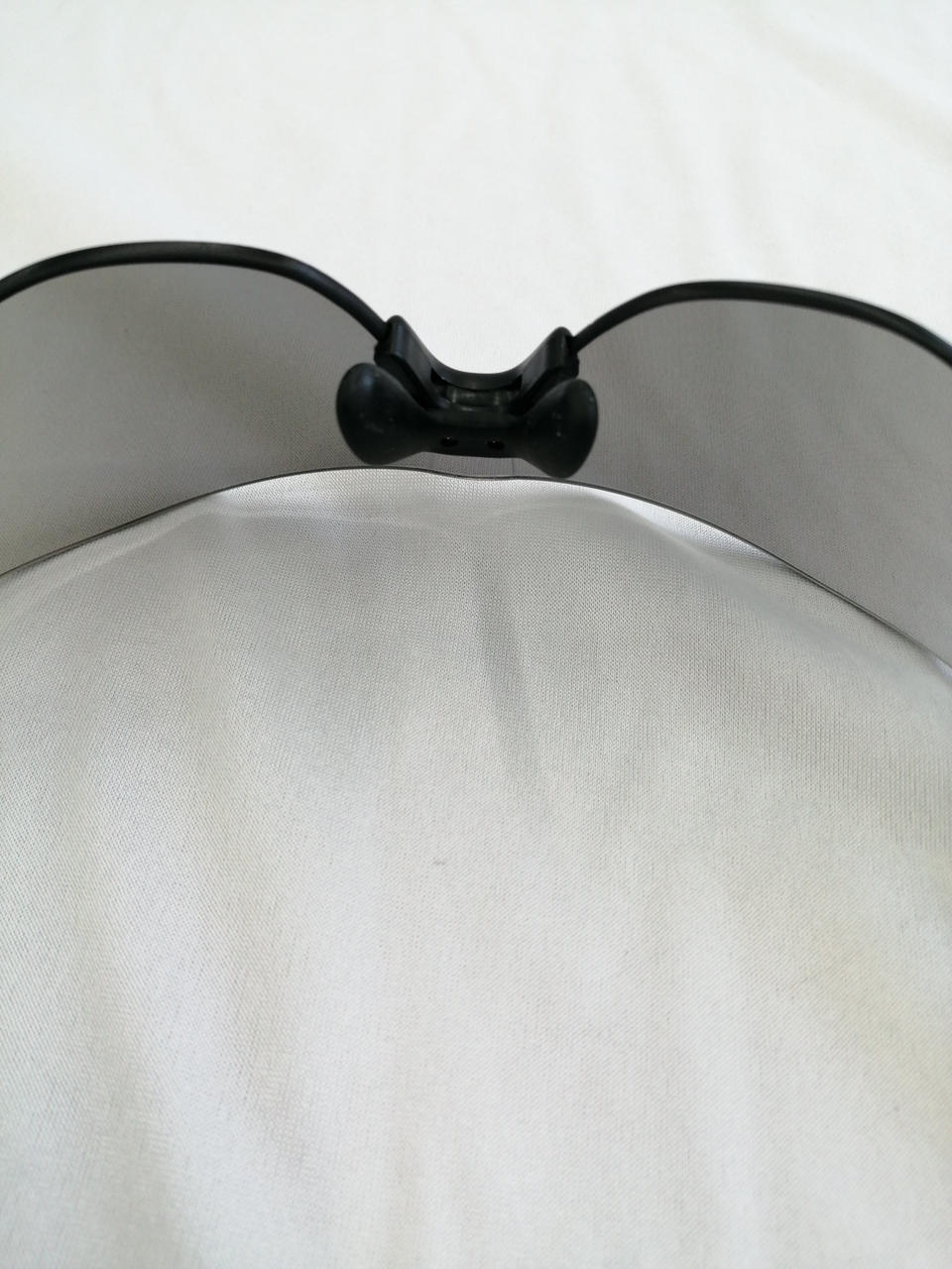 鼻あて部分白い汚れ、ゴムのベタつきあり