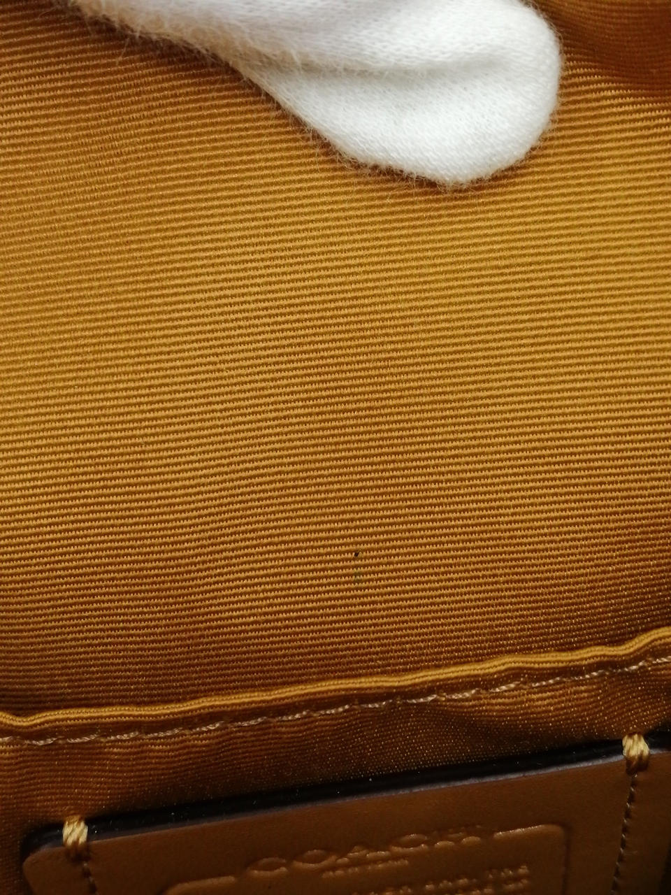 レザープレート上辺りに黒いシミあり