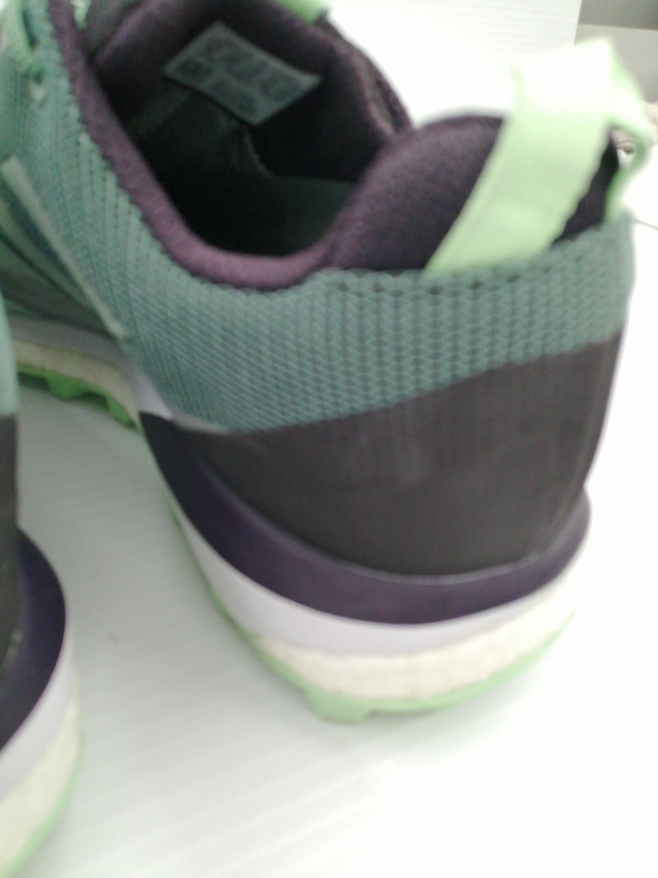 右足かかと擦れあり