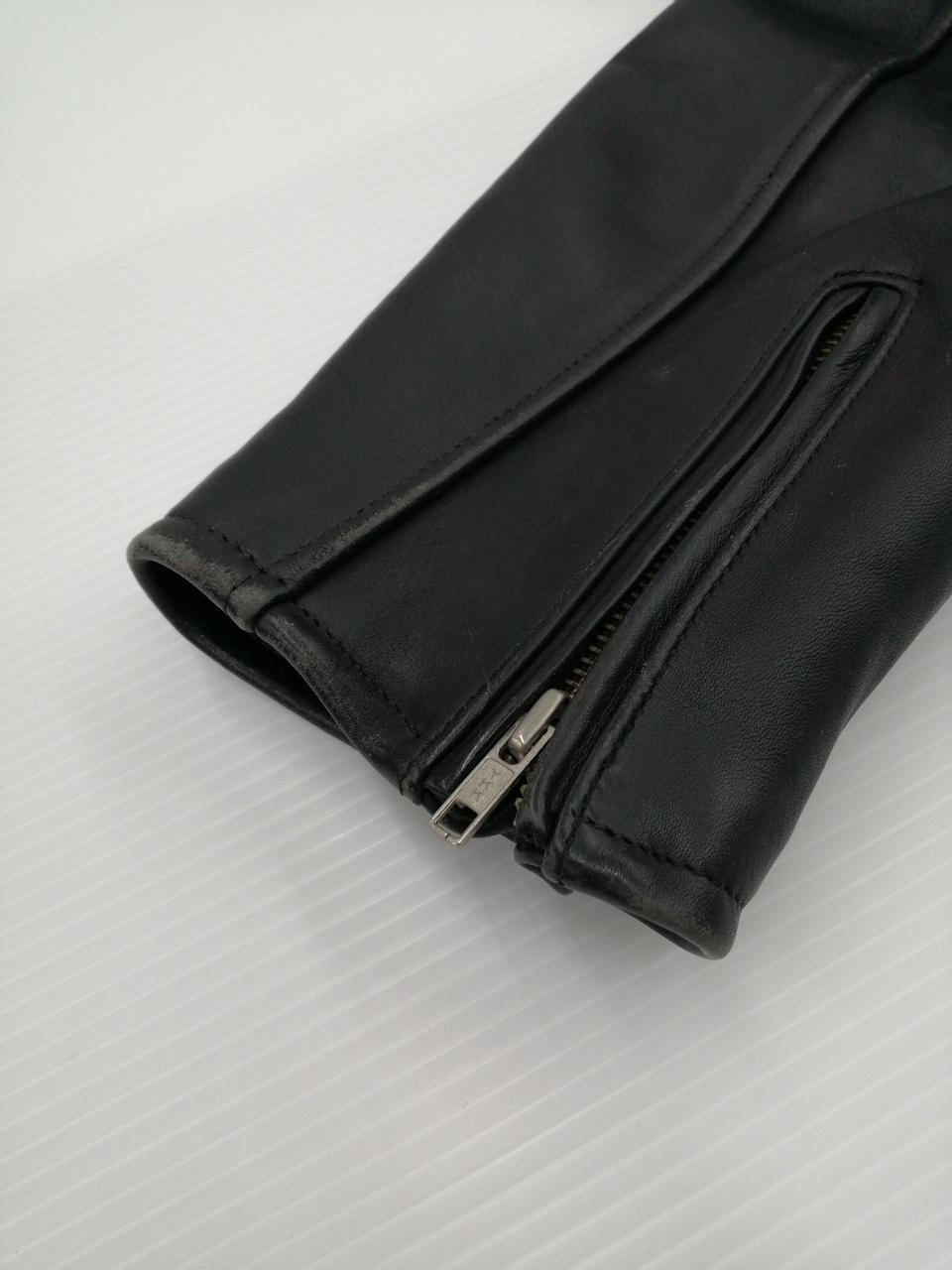 左袖ファスナー部分