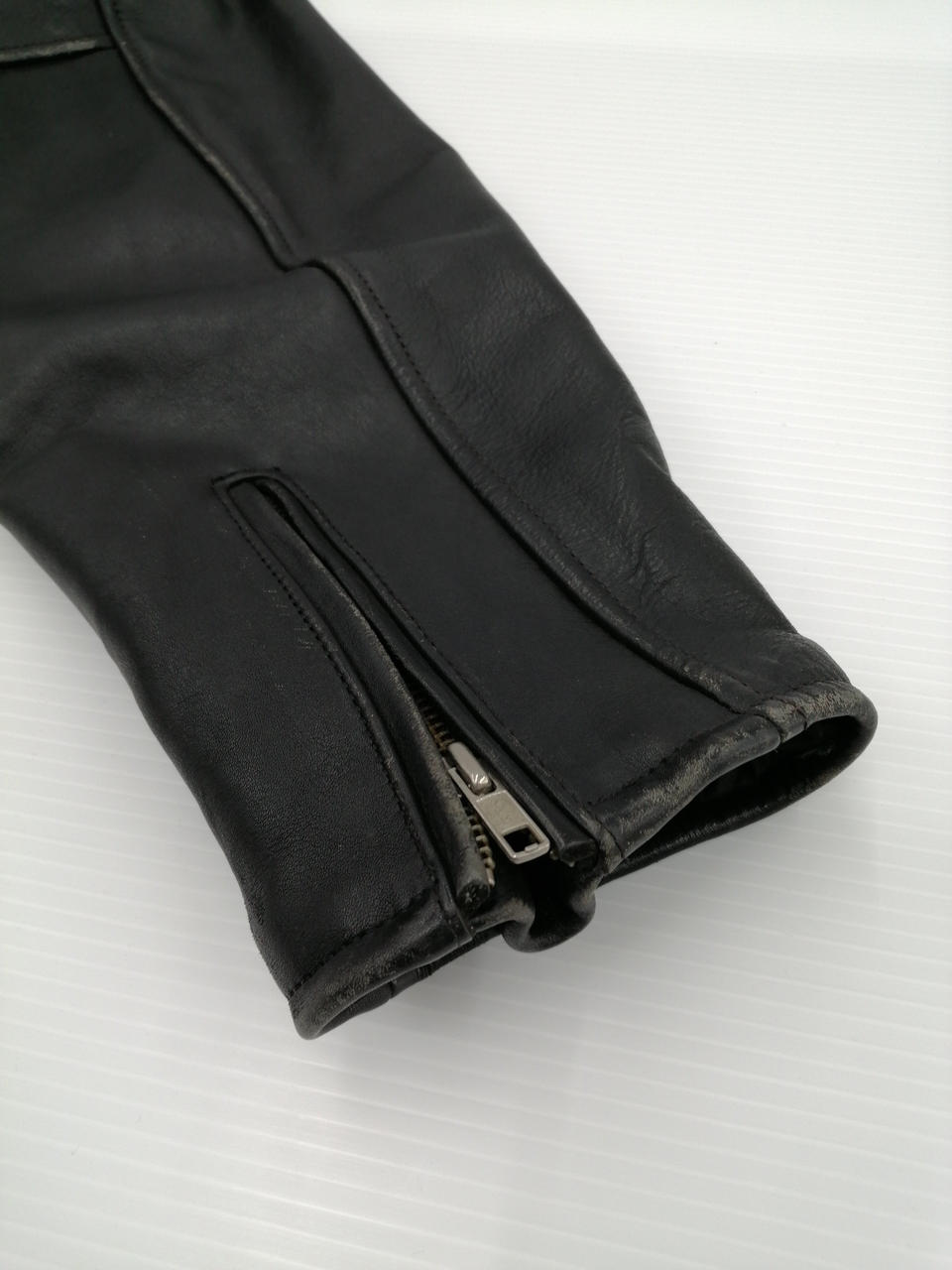 右袖ファスナー部分