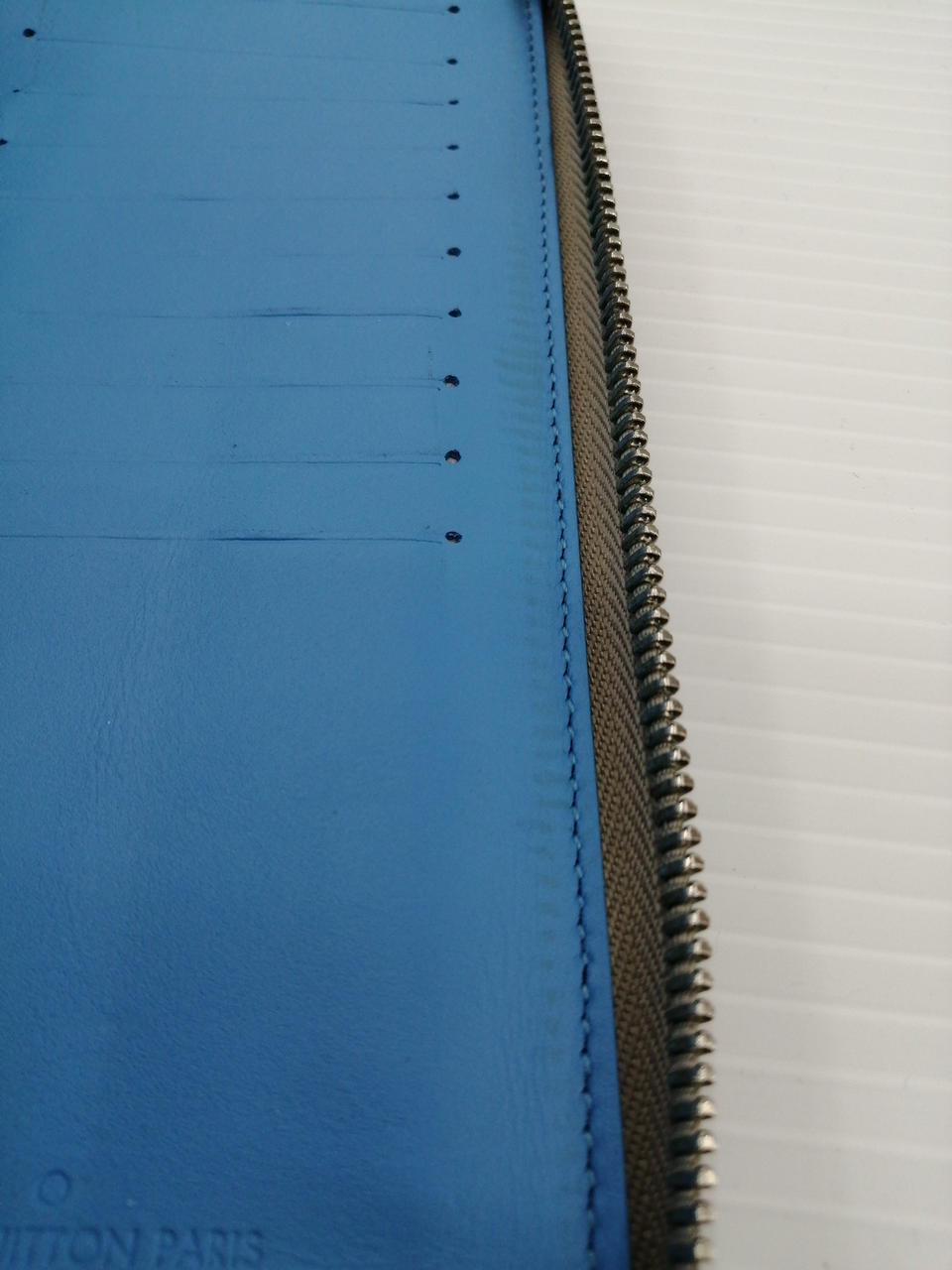 ファスナー跡あり