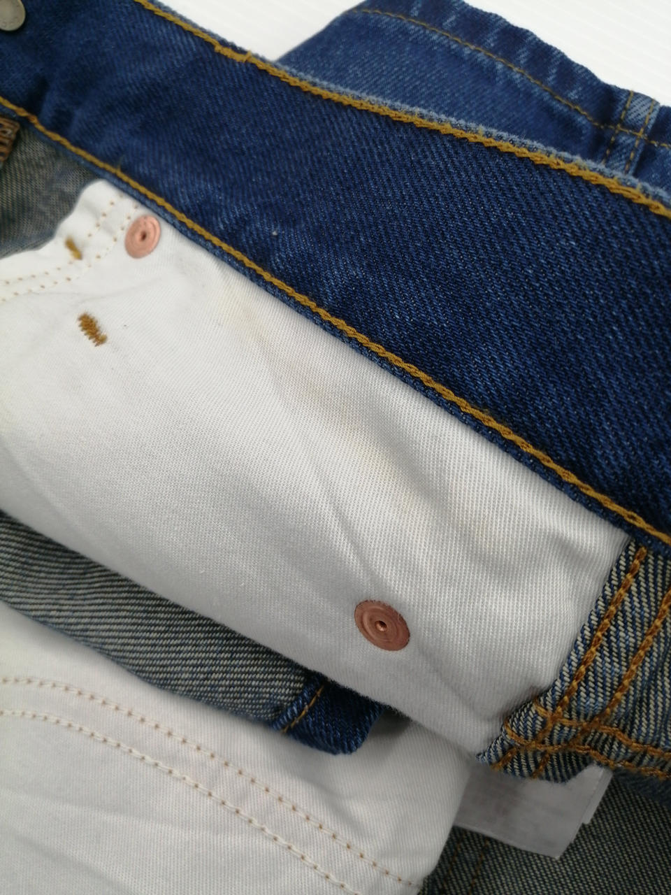 右の裏ポケットに少し汚れがございます。